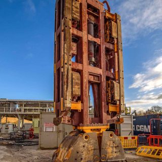 (115) Hydraulic grab used to dig the first 6 metres of each diaphragm wall panel - Nov. 2021 (06_168)