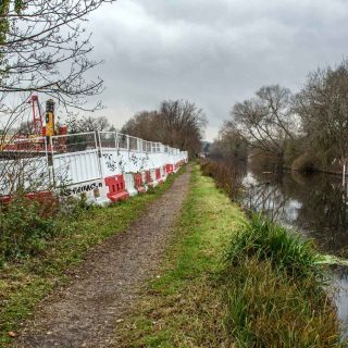 (189) Looking east along the Grand Union Canal past the Colne Valley viaduct crossing - Dec. 2021 (01_221)
