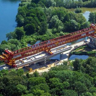 (295) Viaduct launching girder crossing the river Colne - Jun. 2023 (01_290)