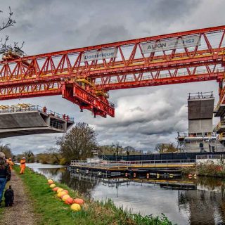 (343) Transverse beam 2 being moved across the Grand Union Canal - Mar. 2024 (01_350)